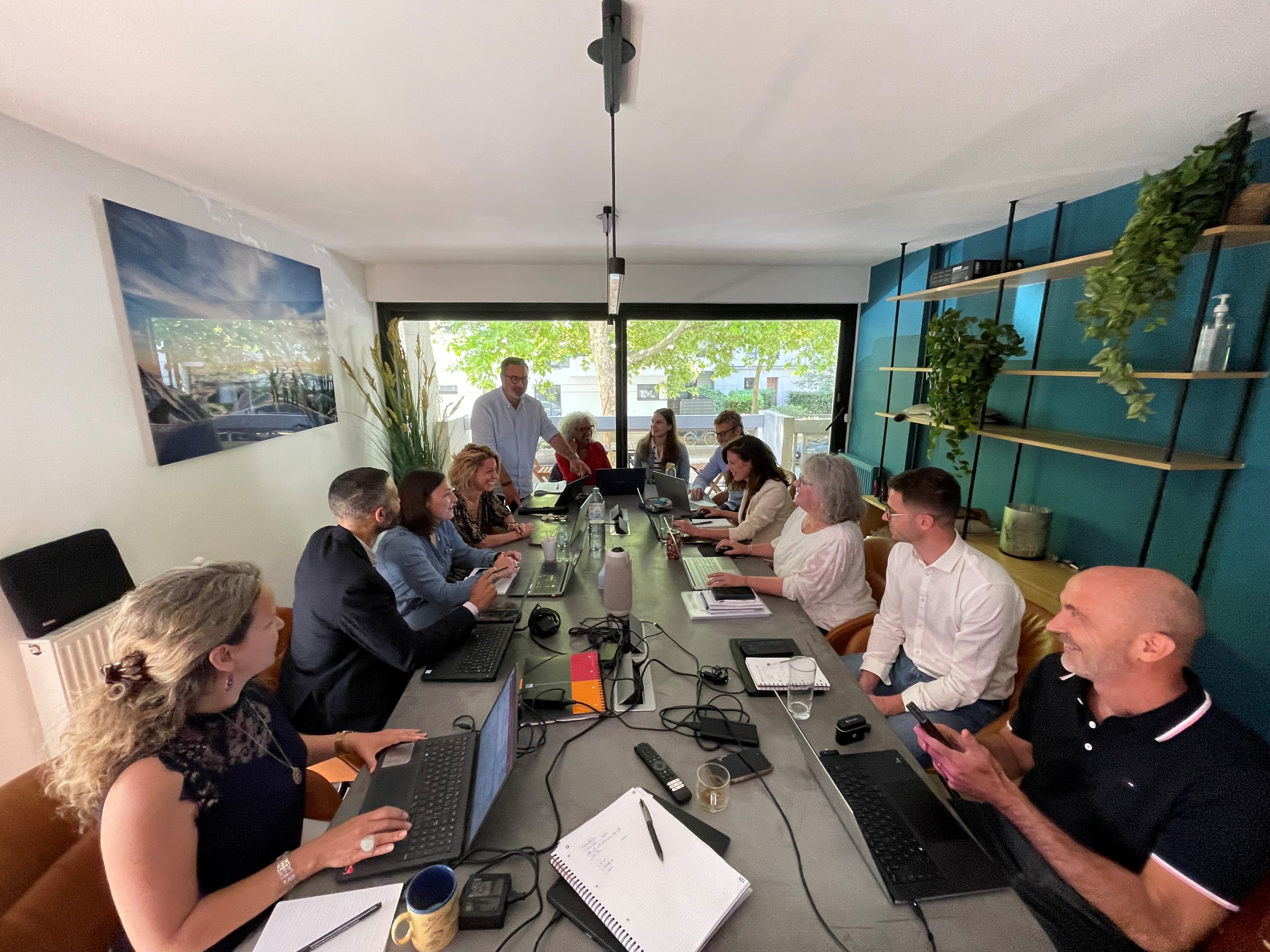 L'équipe Sherpa Consulting réunie en salle de réunion